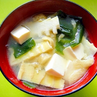 豆腐とたけのこワカメ油揚げの味噌汁